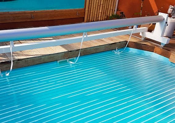 Fixation des lames polycarbonate sur axe de volet mobile pour piscine